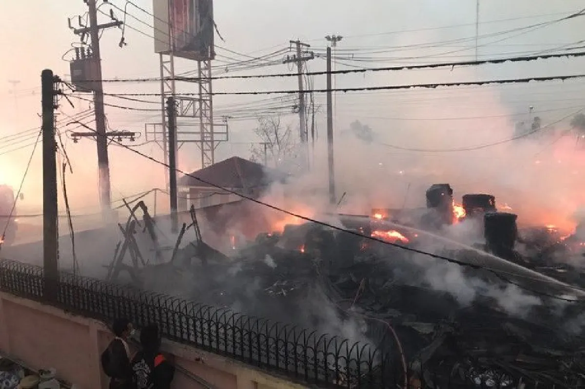 ไฟไหม้โรงงานรับซื้อไม้เก่าขนาดใหญ่-เจ้าหน้าที่คุมเพลิงได้แล้ว