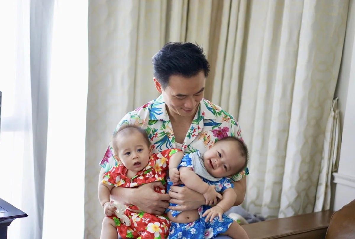 พ่อน็อต จับลูกแฝด สายฟ้า-พายุ ใส่ชุดลายดอกต้อนรับวันสงกรานต์