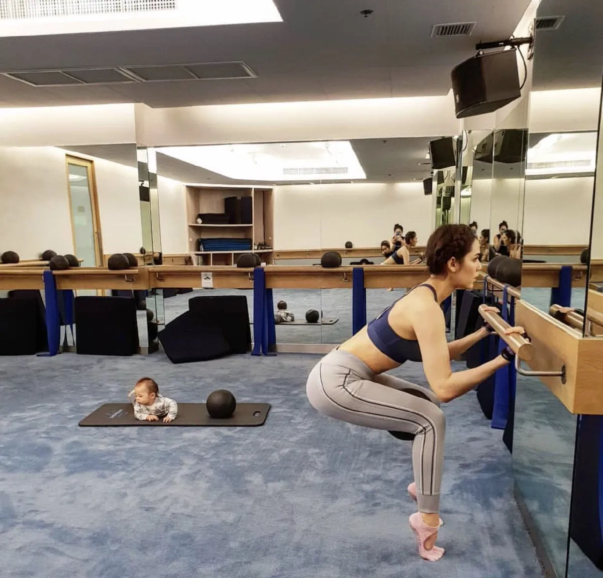 พ่อน็อต จับลูกแฝด สายฟ้า-พายุ ใส่ชุดลายดอกต้อนรับวันสงกรานต์