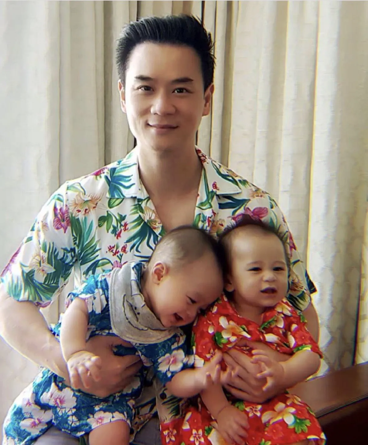 พ่อน็อต จับลูกแฝด สายฟ้า-พายุ ใส่ชุดลายดอกต้อนรับวันสงกรานต์