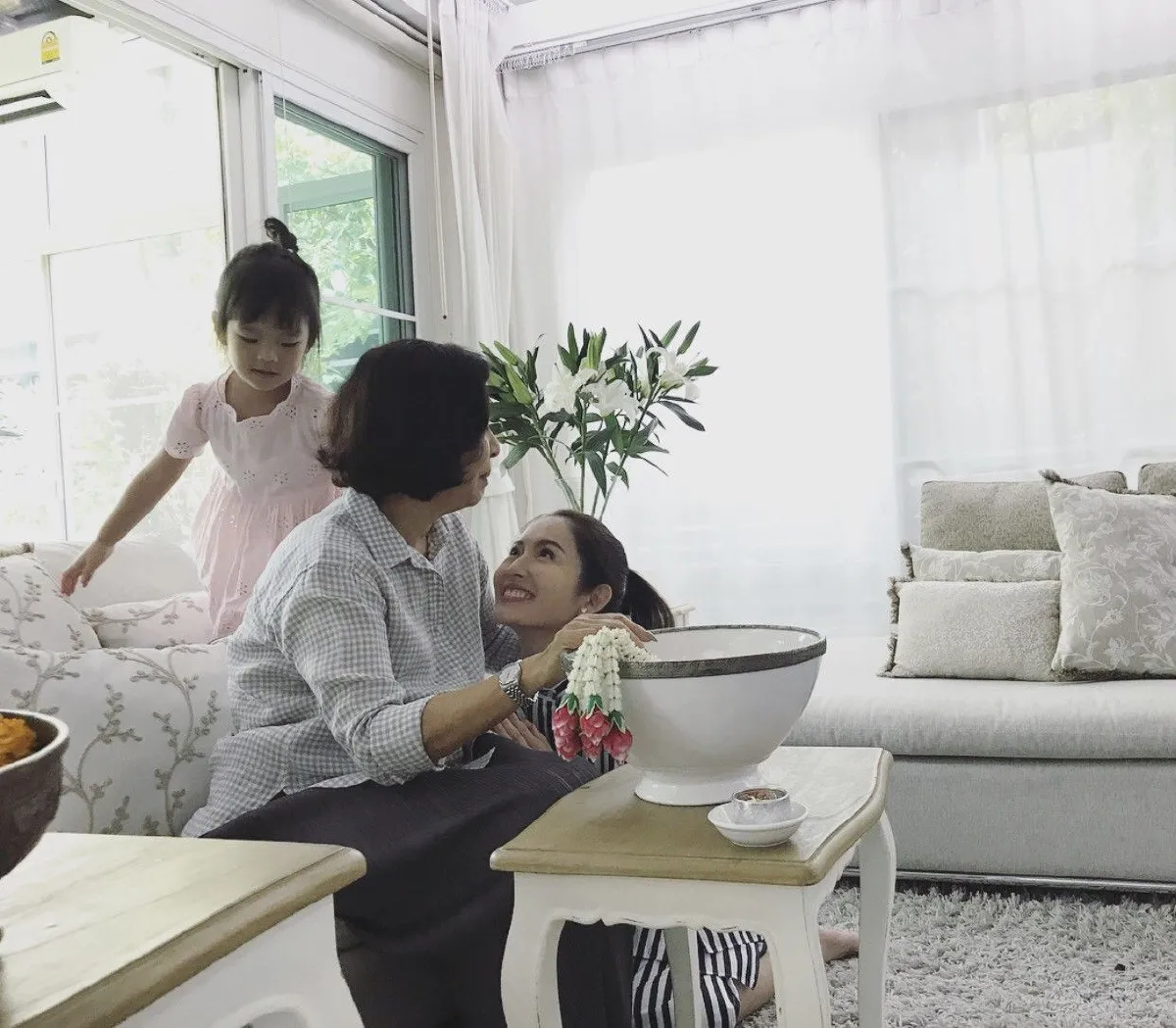 สงกรานต์สุดอบอุ่น! แม่แอฟ พา น้องปีใหม่ ตระเวนรดน้ำขอพรญาติผู้ใหญ่