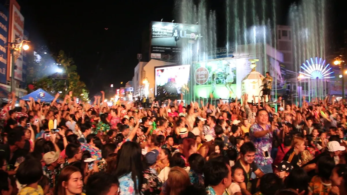 สงกรานต์ปี61-ปิดถนนข้าวเหนียวเล่นคลื่นมนุษย์(มีคลิป)