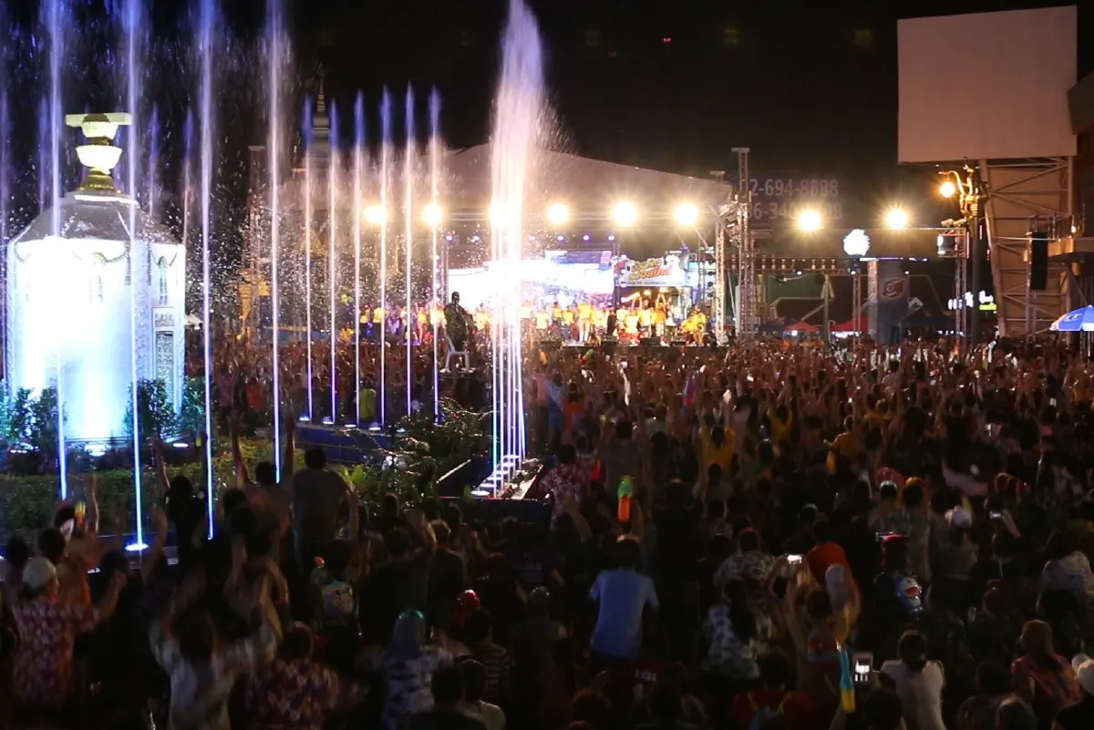 สงกรานต์ปี61-ปิดถนนข้าวเหนียวเล่นคลื่นมนุษย์(มีคลิป)