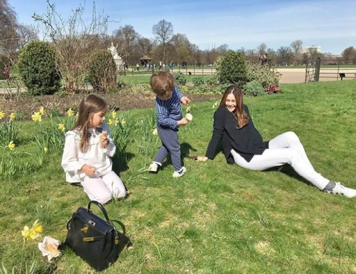 พอลล่า คลอดลูกคนที่ 3 แล้วที่อังกฤษ ตั้งชื่อน่ารัก "น้องเอลล่า"