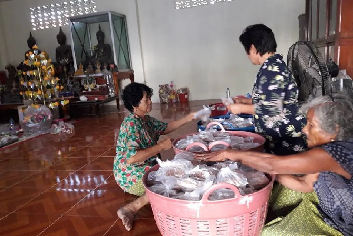 ชาวบ้านร่วมประเพณีกวนข้าวเหนียวแดงรับสงกรานต์