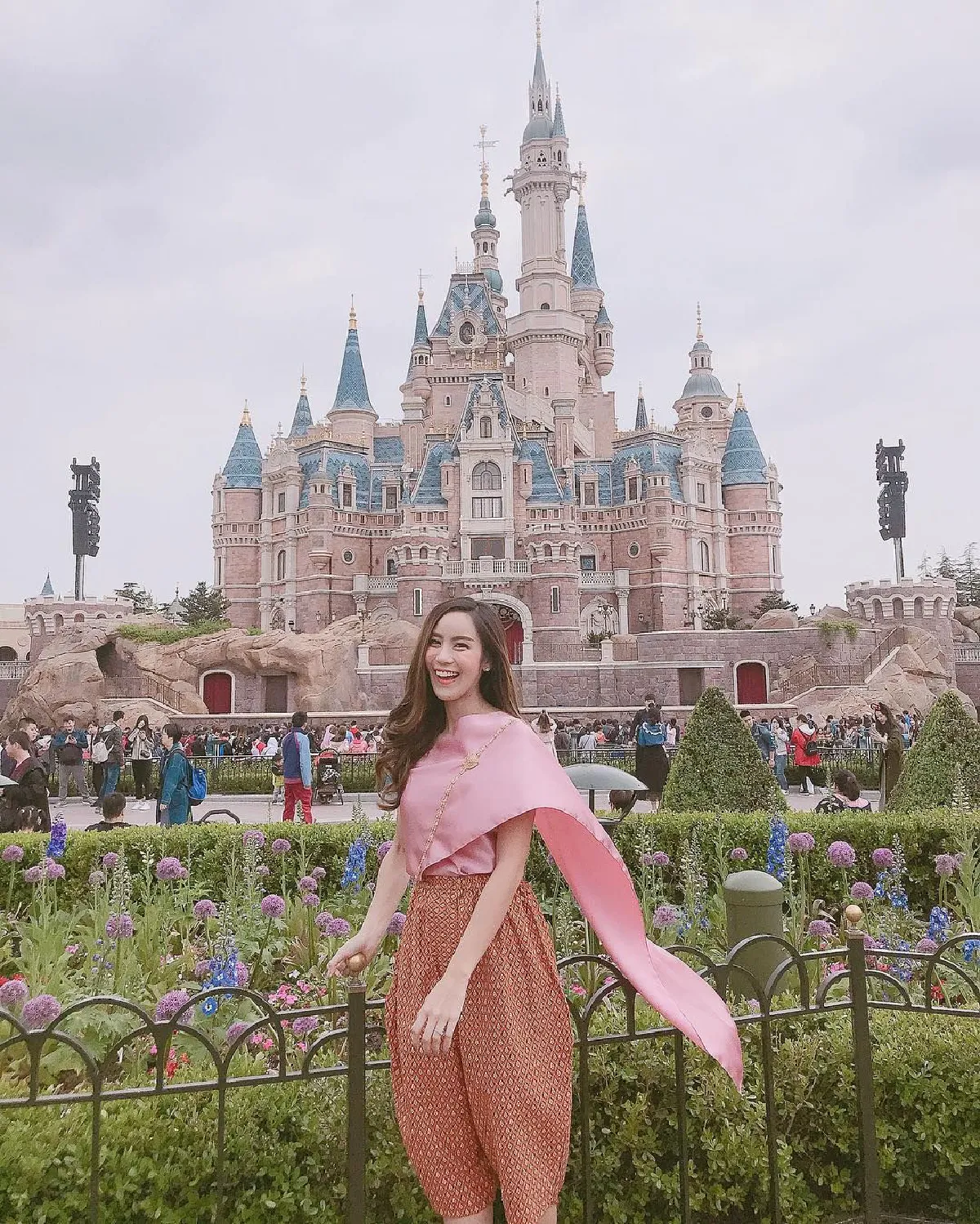 ออเจ้าจบเราไม่จบ! ขนมจีน กุลมาศ แต่งชุดไทยตะลุยดิสนีย์แลนด์