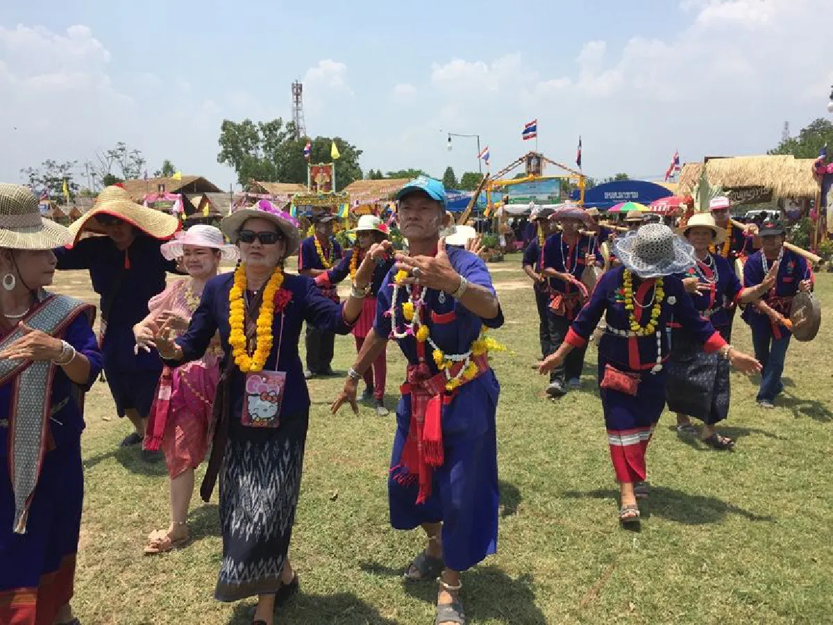 สาวผู้ไทยโชว์ร่ายรำในงานสงกรานต์ที่เรณูนคร