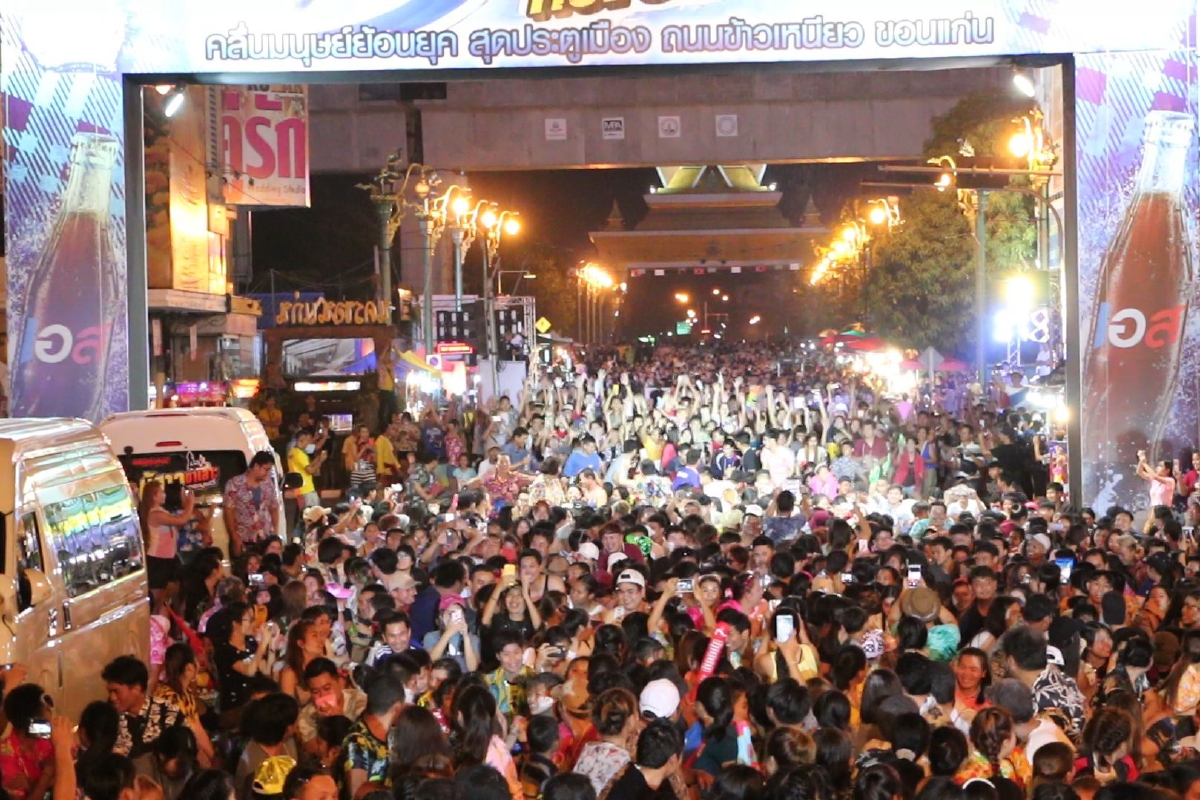 สงกรานต์ปี61-ปิดถนนข้าวเหนียวเล่นคลื่นมนุษย์(มีคลิป) สงกรานต์ปี61-ปิดถนนข้าวเหนียวเล่นคลื่นมนุษย์(มีคลิป)