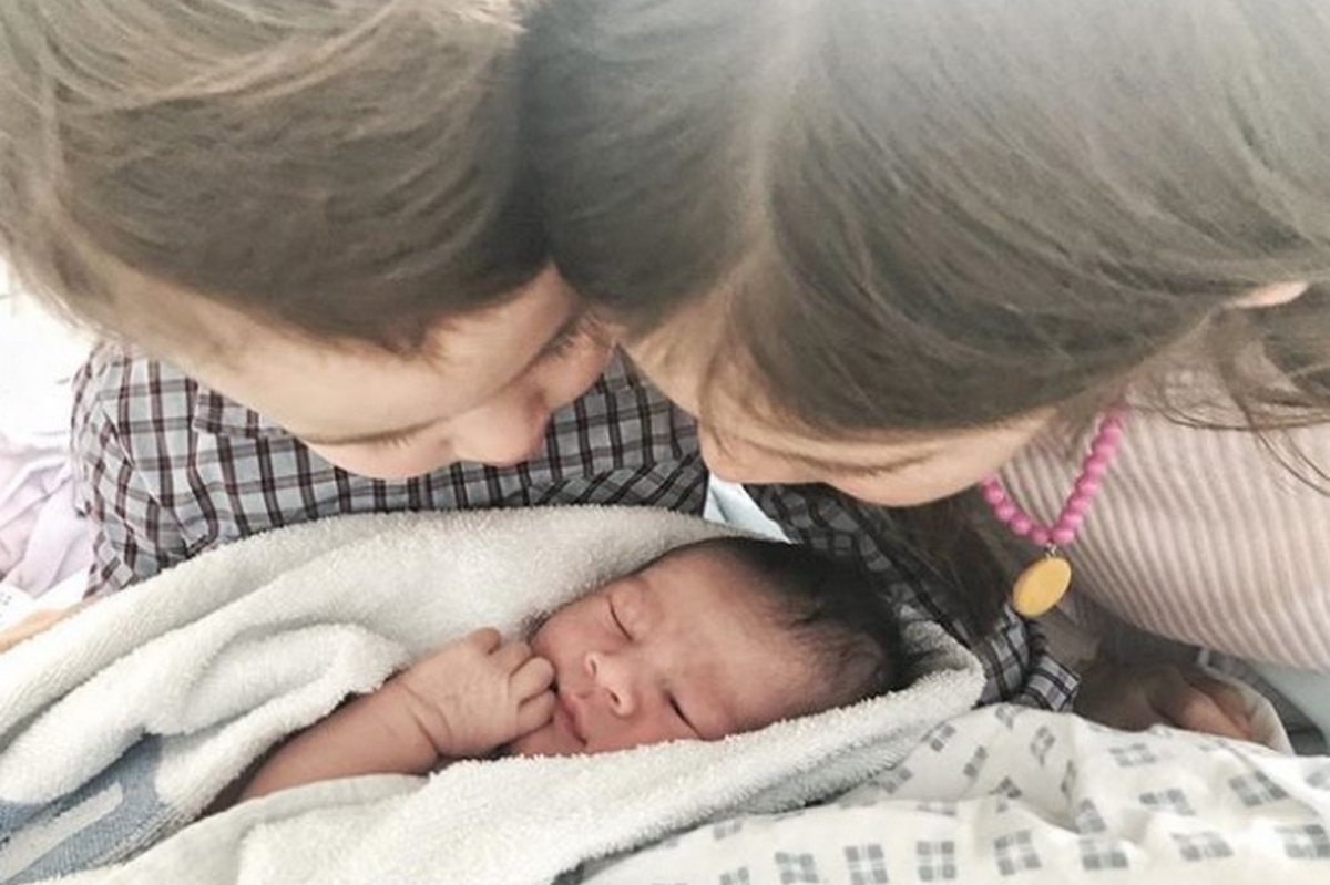 พอลล่า คลอดลูกคนที่ 3 แล้วที่อังกฤษ ตั้งชื่อน่ารัก "น้องเอลล่า" พอลล่า คลอดลูกคนที่ 3 แล้วที่อังกฤษ ตั้งชื่อน่ารัก "น้องเอลล่า"