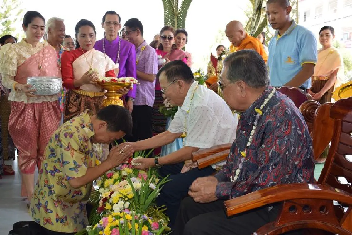 เสนาะ เทียนทองร่วมงานรดน้ำดำหัวที่วัฒนานคร
