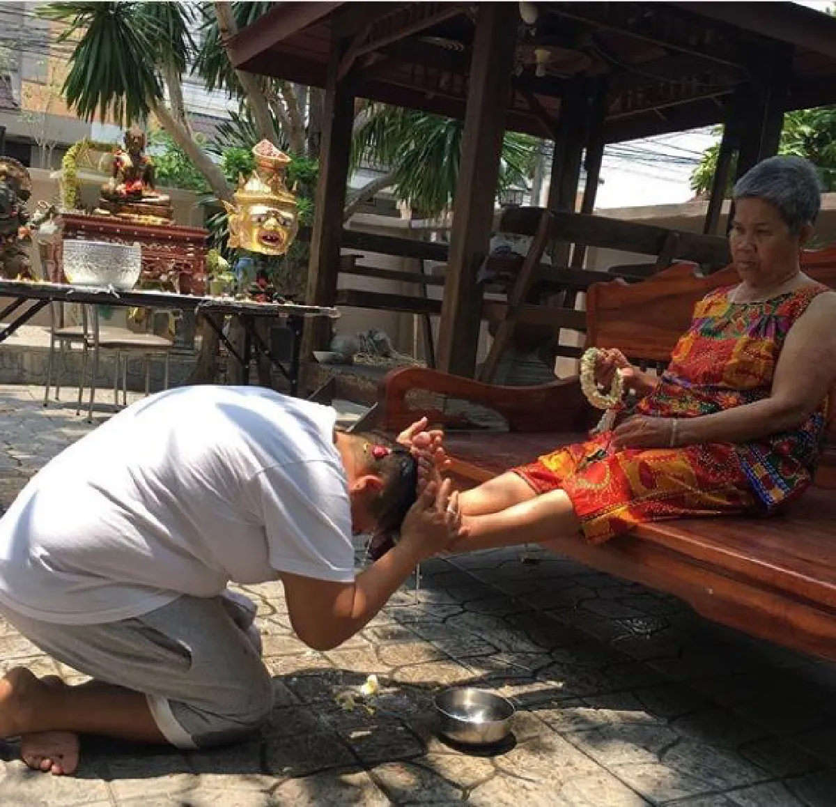 10 ภาพซุปตาร์ รดน้ำขอพรผู้ใหญ่สืบสานประเพณีไทยในวันสงกรานต์