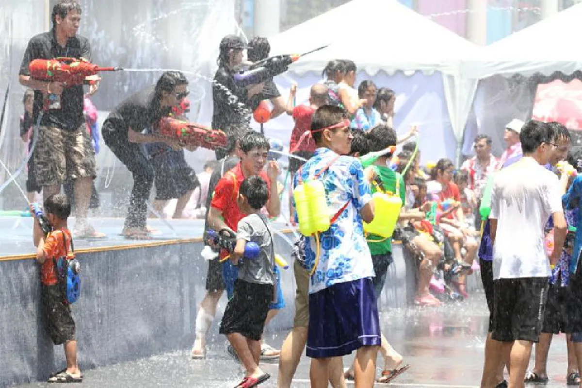 ทำไมเราต้องออกจากบ้าน ไปเล่นน้ำสงกรานต์กันด้วยนะ?