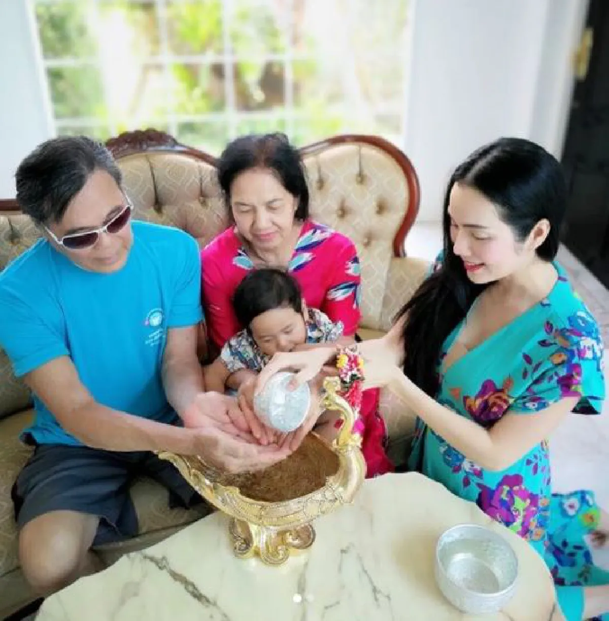 10 ภาพซุปตาร์ รดน้ำขอพรผู้ใหญ่สืบสานประเพณีไทยในวันสงกรานต์