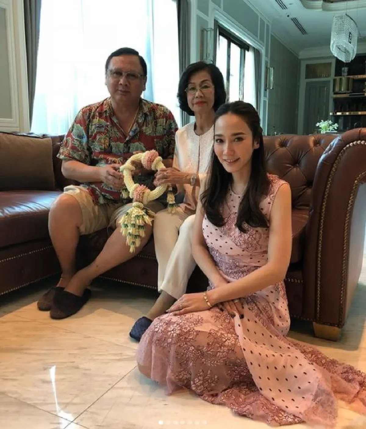 10 ภาพซุปตาร์ รดน้ำขอพรผู้ใหญ่สืบสานประเพณีไทยในวันสงกรานต์