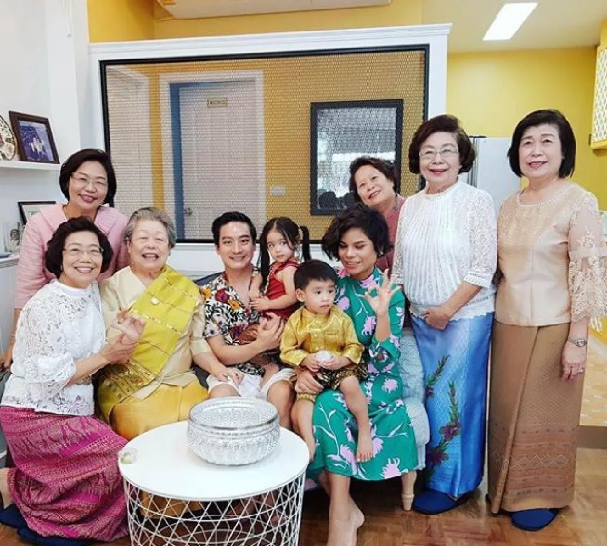 10 ภาพซุปตาร์ รดน้ำขอพรผู้ใหญ่สืบสานประเพณีไทยในวันสงกรานต์