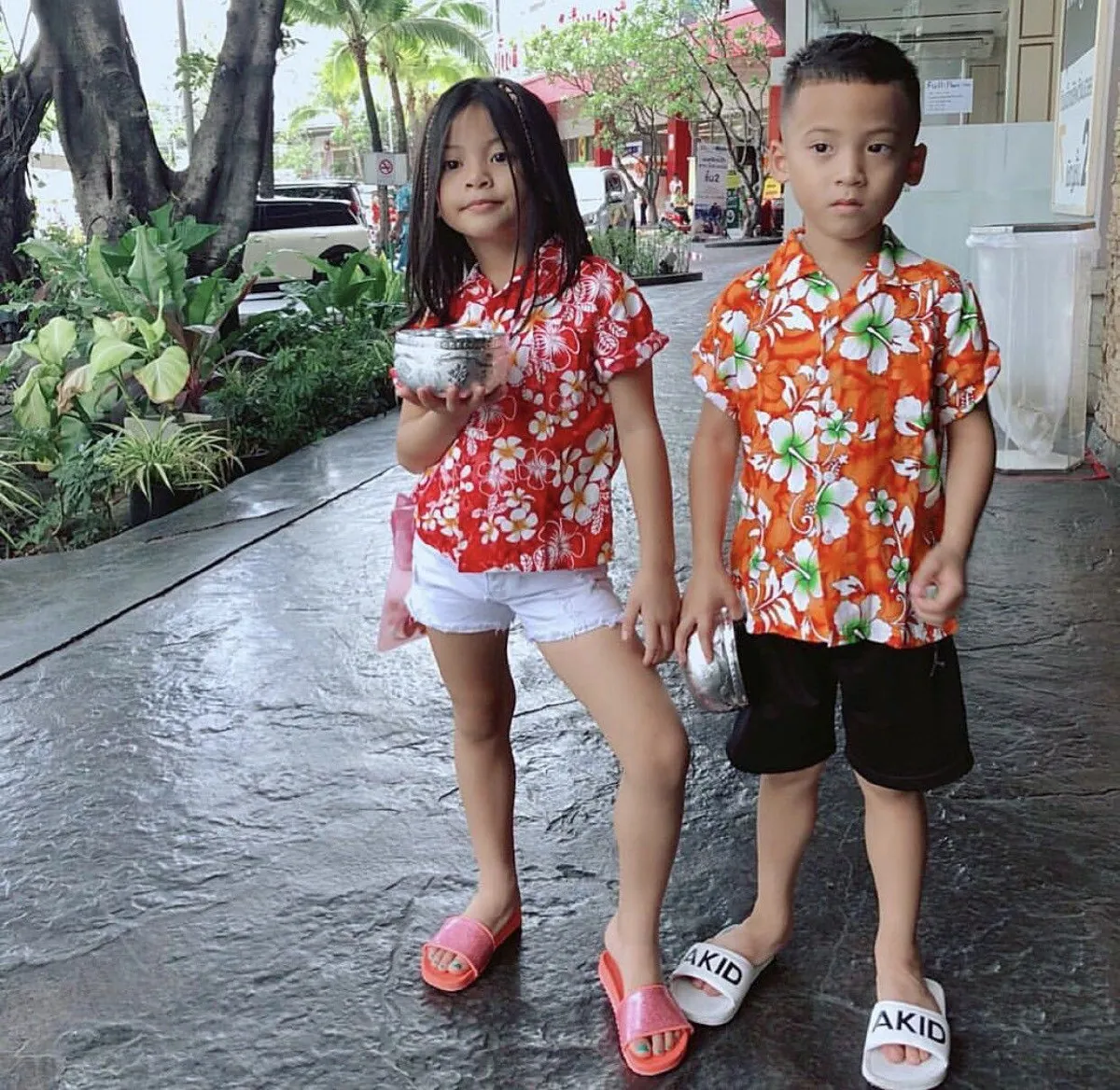 น้าเจี๊ยบ เผยลุคชิลหน้าสดเล่นน้ำสงกรานต์กับหลานรัก บีน่า-บรู๊คลิน