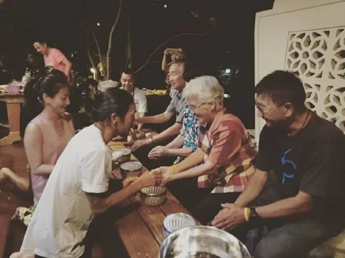 10 ภาพซุปตาร์ รดน้ำขอพรผู้ใหญ่สืบสานประเพณีไทยในวันสงกรานต์