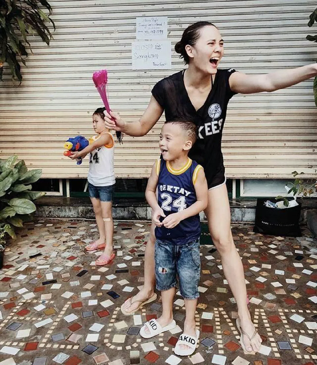 น้าเจี๊ยบ เผยลุคชิลหน้าสดเล่นน้ำสงกรานต์กับหลานรัก บีน่า-บรู๊คลิน