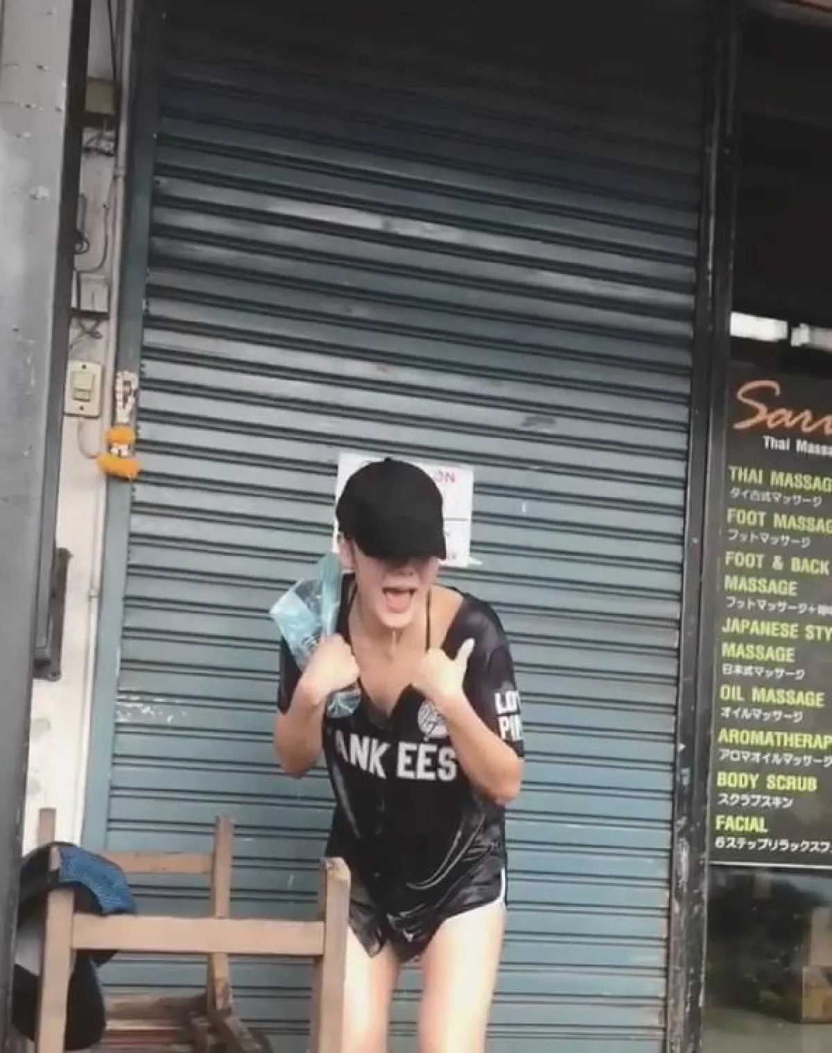 น้าเจี๊ยบ เผยลุคชิลหน้าสดเล่นน้ำสงกรานต์กับหลานรัก บีน่า-บรู๊คลิน