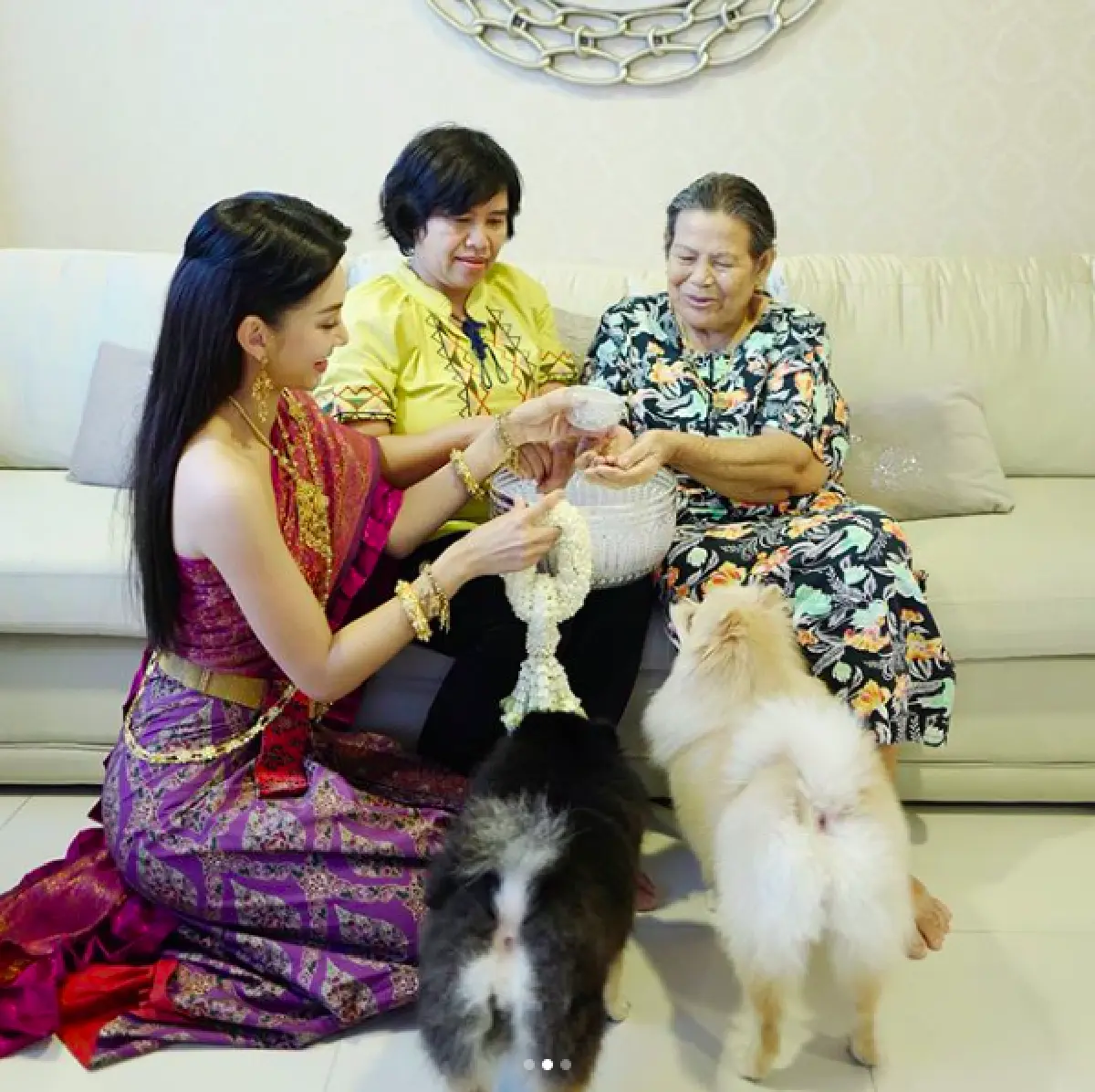 ภาพสุดอบอุ่น “แม่หญิงเบลล่า” สวมชุดไทย รดน้ำดำหัวคุณแม่