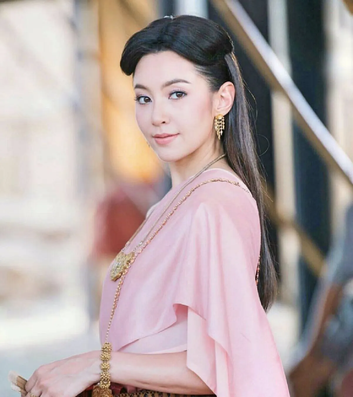 ภาพสุดอบอุ่น “แม่หญิงเบลล่า” สวมชุดไทย รดน้ำดำหัวคุณแม่