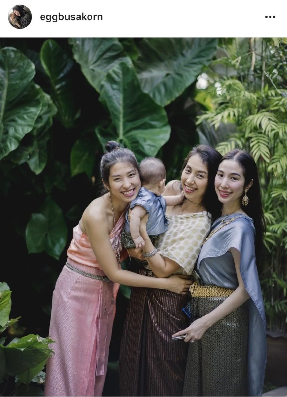 “กัปตัน-เอ้ก” พร้อมครอบครัวร่วมแต่งชุดไทย ในวันสงกรานต์