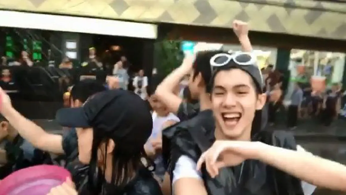 ชุ่มฉ่ำใจ! พ่อเจ-แม่ปิ่น พา 3 เจ้าขับรถตระเวนเล่นสงกรานต์