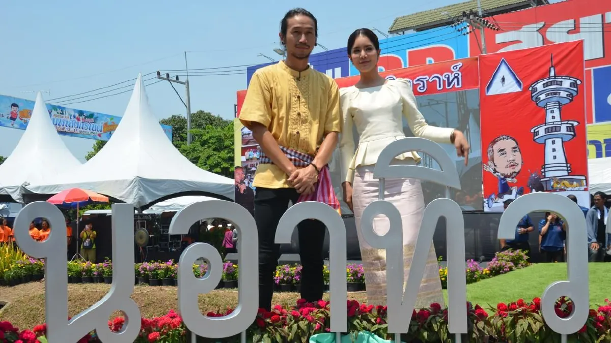 "หนุ่มสุพรรณ กับ สาวบึงกุ่ม” ..”ตูน-ก้อย” กับแฟชั่นผ้าไทยผสมผสานขาเดฟ-รองเท้าผ้าใบ