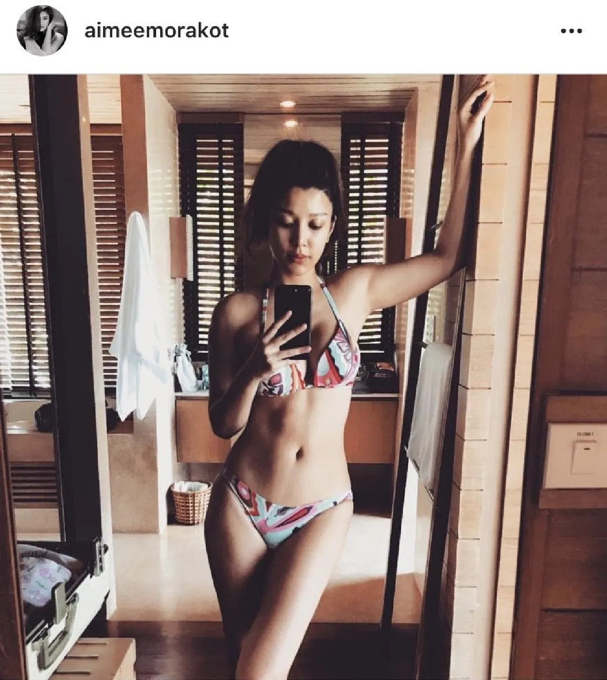 ร้อนกว่าอากาศ! “เอมมี่ มรกต” อวดหุ่นแซ่บ ในชุดว่ายน้ำสุดเซ็กซี่