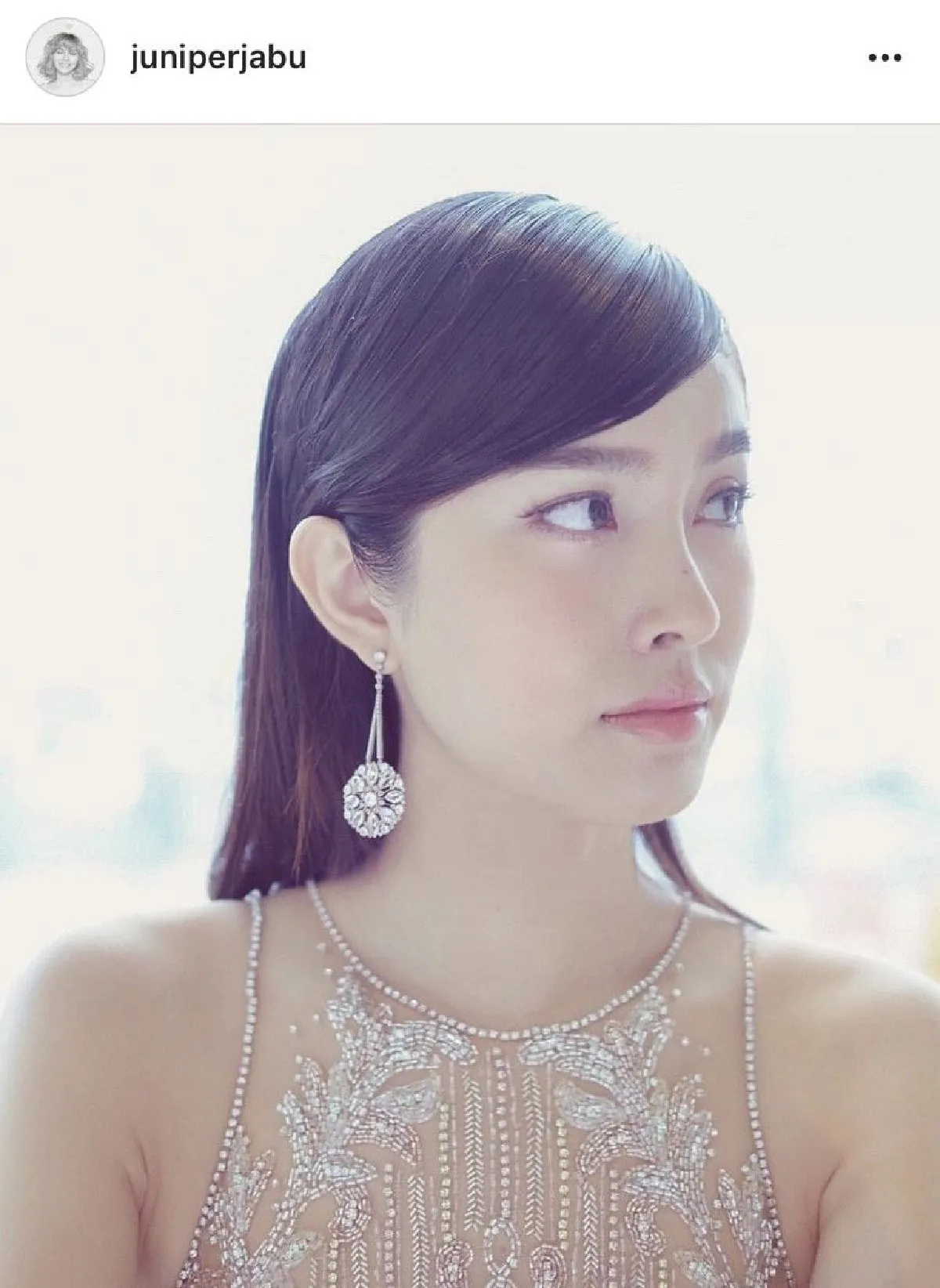 “ปอย” เฉิดฉายในชุดซีทรูวิบวับ ร่วมเดินพรมแดง Hongkong Film Awards