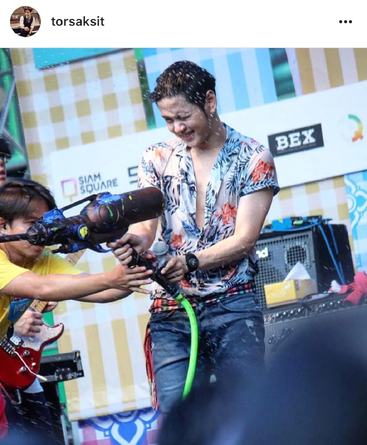 สาดน้ำกันทั้งเมือง! เก็บตกภาพคนบันเทิงร่วมเล่นน้ำในวันสงกรานต์