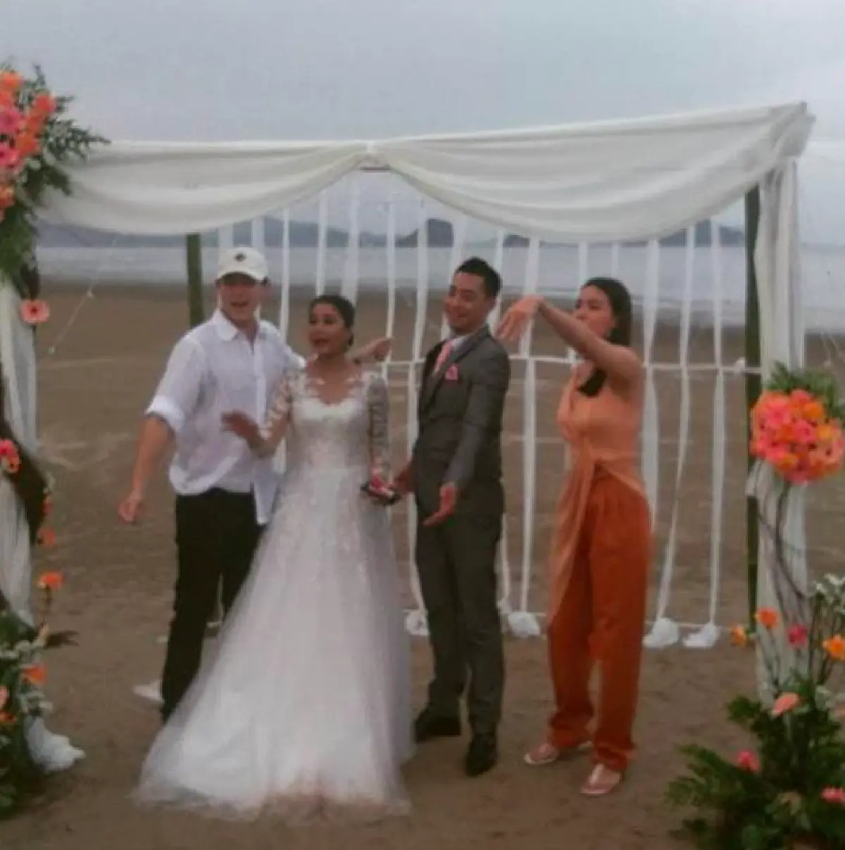 สุดชื่นมื่น! “คิมเบอร์ลี่" ควง “หมาก” ร่วมงานแต่งพี่ชายคนโต