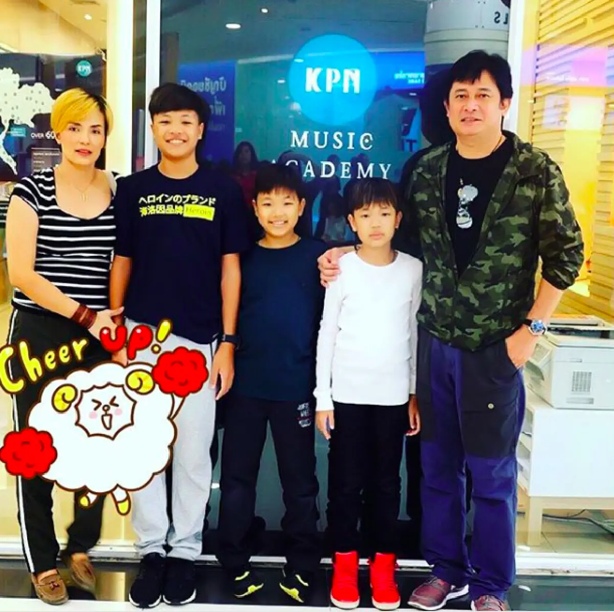 ภาพครอบครัวแสนอบอุ่น ของ “หนุ่ม สันติสุข” พร้อมลูกชายสุดเลิฟทั้ง 3