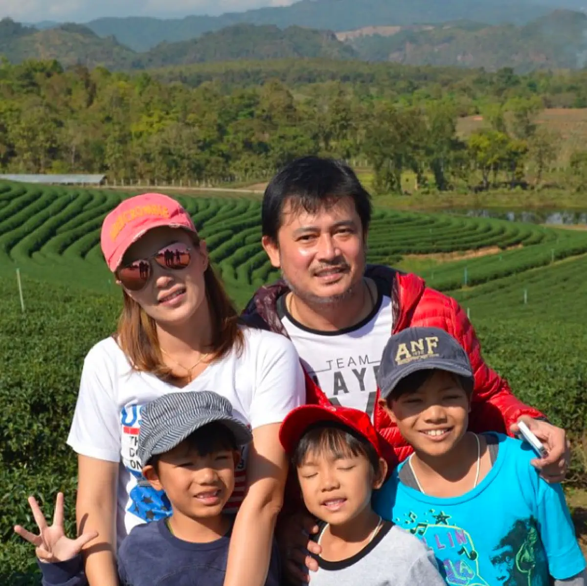 ภาพครอบครัวแสนอบอุ่น ของ “หนุ่ม สันติสุข” พร้อมลูกชายสุดเลิฟทั้ง 3