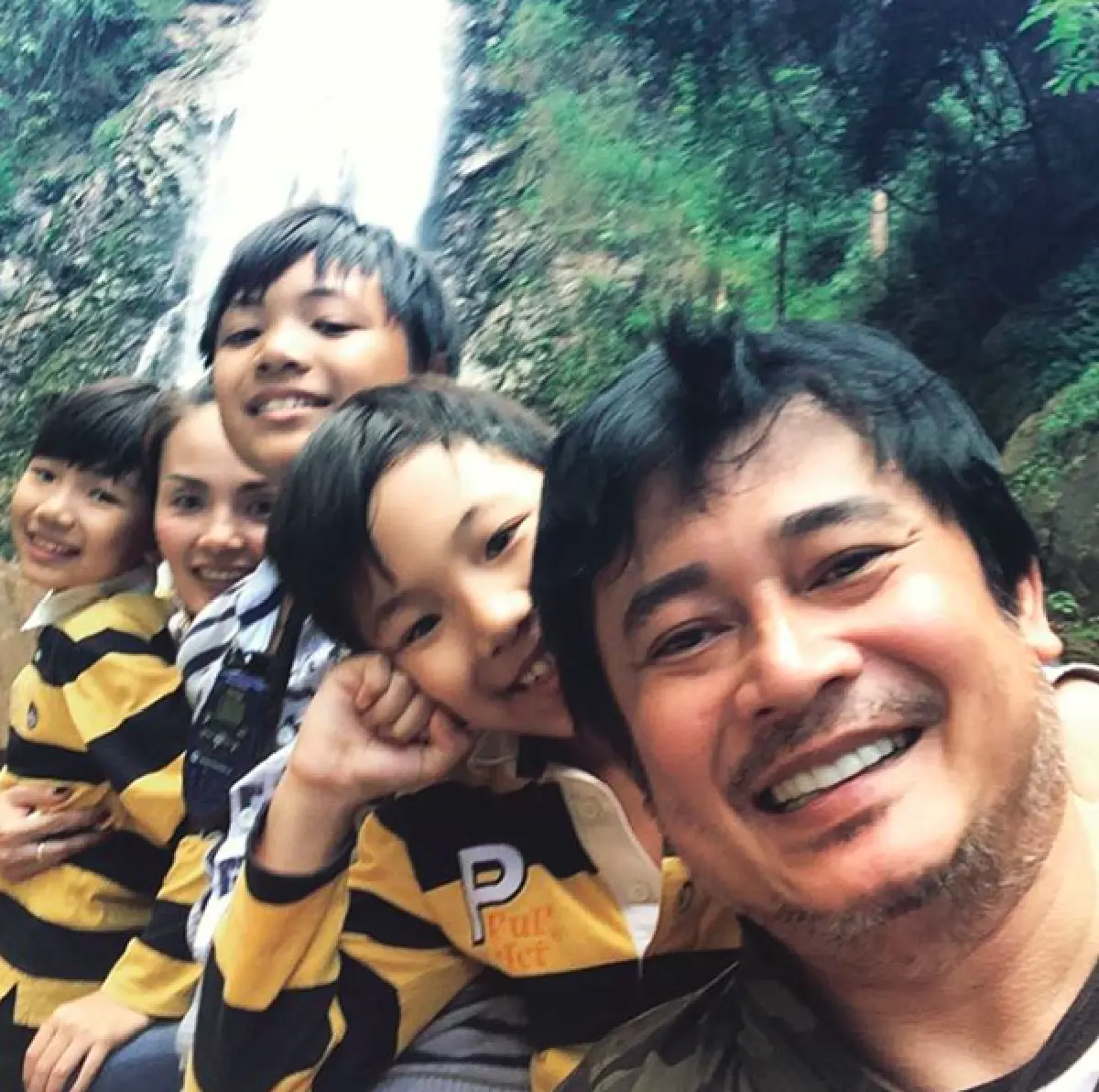 ภาพครอบครัวแสนอบอุ่น ของ “หนุ่ม สันติสุข” พร้อมลูกชายสุดเลิฟทั้ง 3