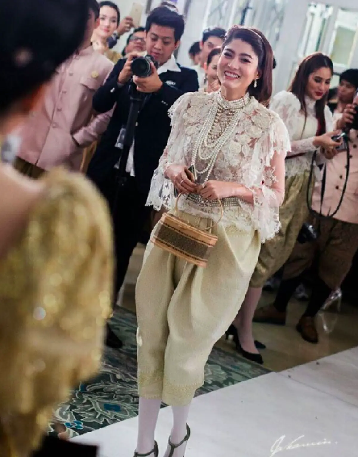 รวมภาพดาราสาวลูกครึ่ง กับชุดไทยแสนสง่าที่สวยจนไร้ที่ติ