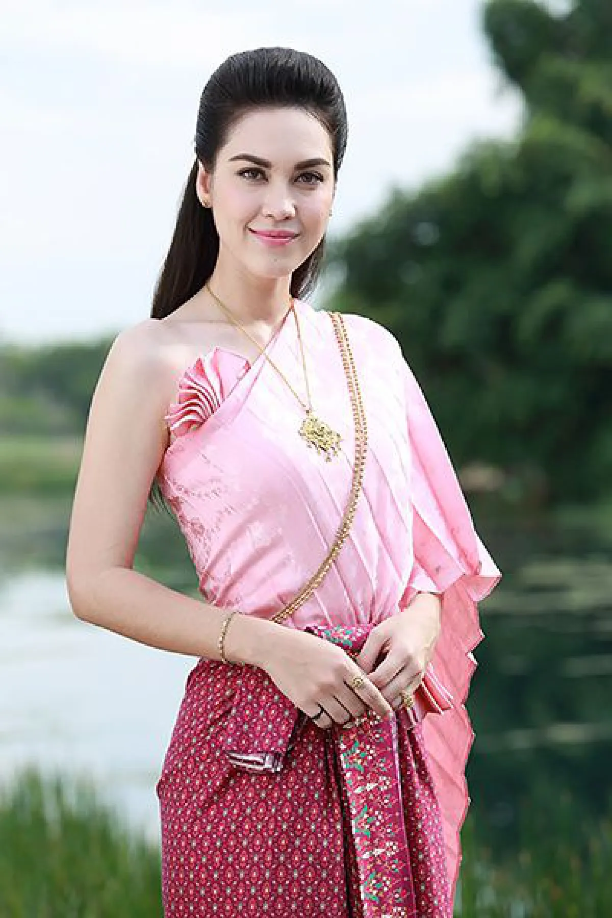 รวมภาพดาราสาวลูกครึ่ง กับชุดไทยแสนสง่าที่สวยจนไร้ที่ติ