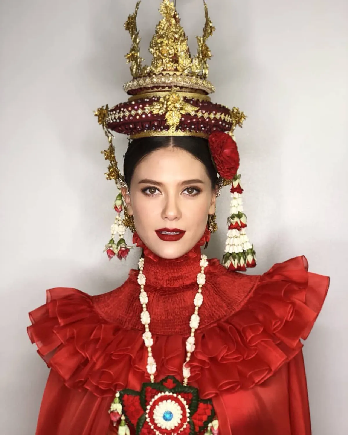 รวมภาพดาราสาวลูกครึ่ง กับชุดไทยแสนสง่าที่สวยจนไร้ที่ติ