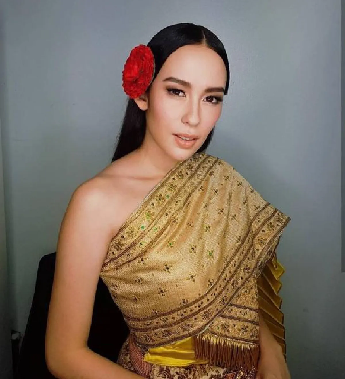 รวมภาพดาราสาวลูกครึ่ง กับชุดไทยแสนสง่าที่สวยจนไร้ที่ติ