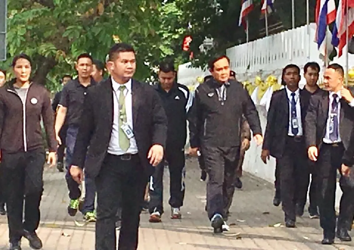 ทำเนียบวุ่น! "บิ๊กตู่" วิ่งออกกำลังกายไปนางเลิ้ง-ทักทายประชาชน