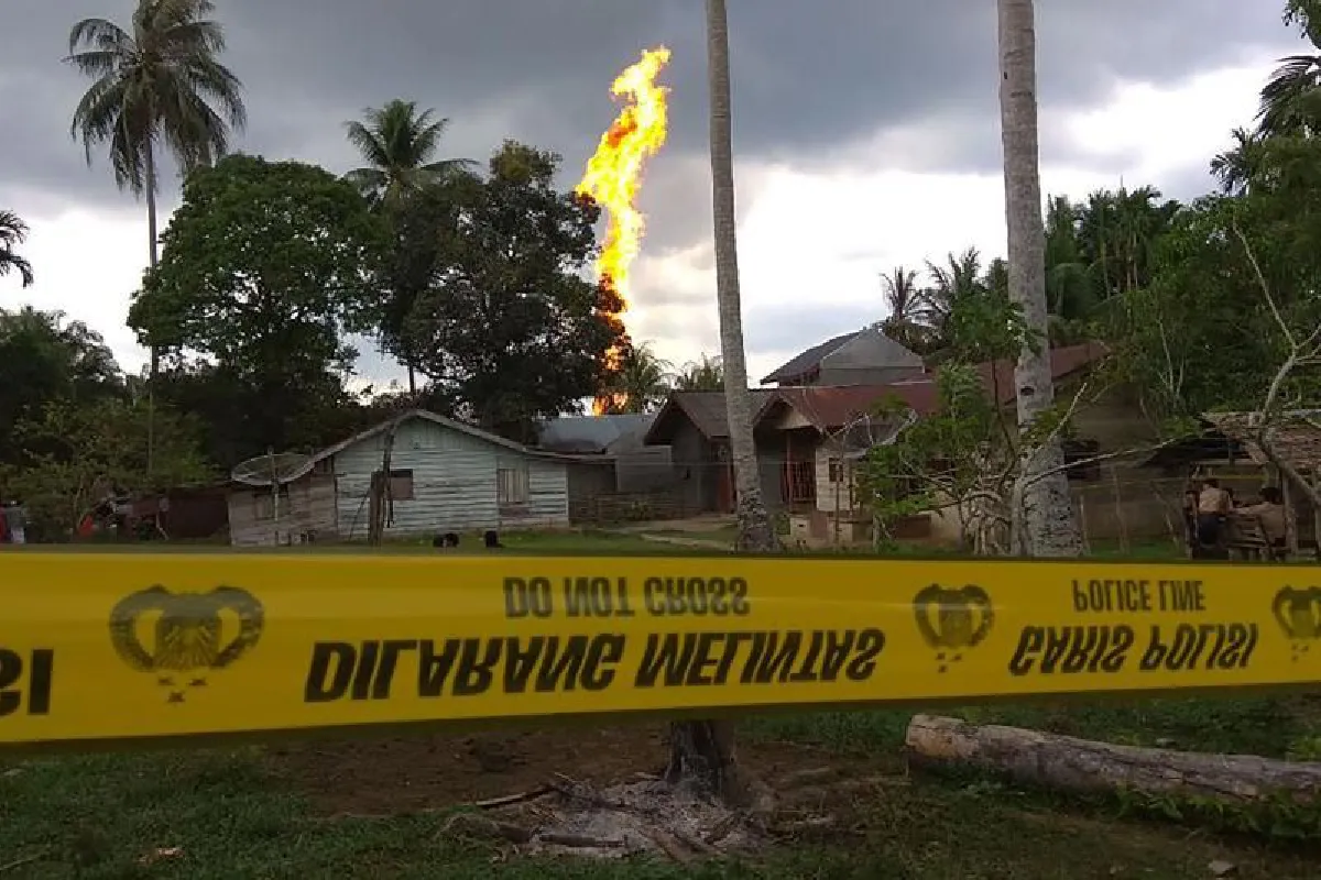 ไฟไหม้บ่อน้ำมันเถื่อนในอินโดนีเซีย