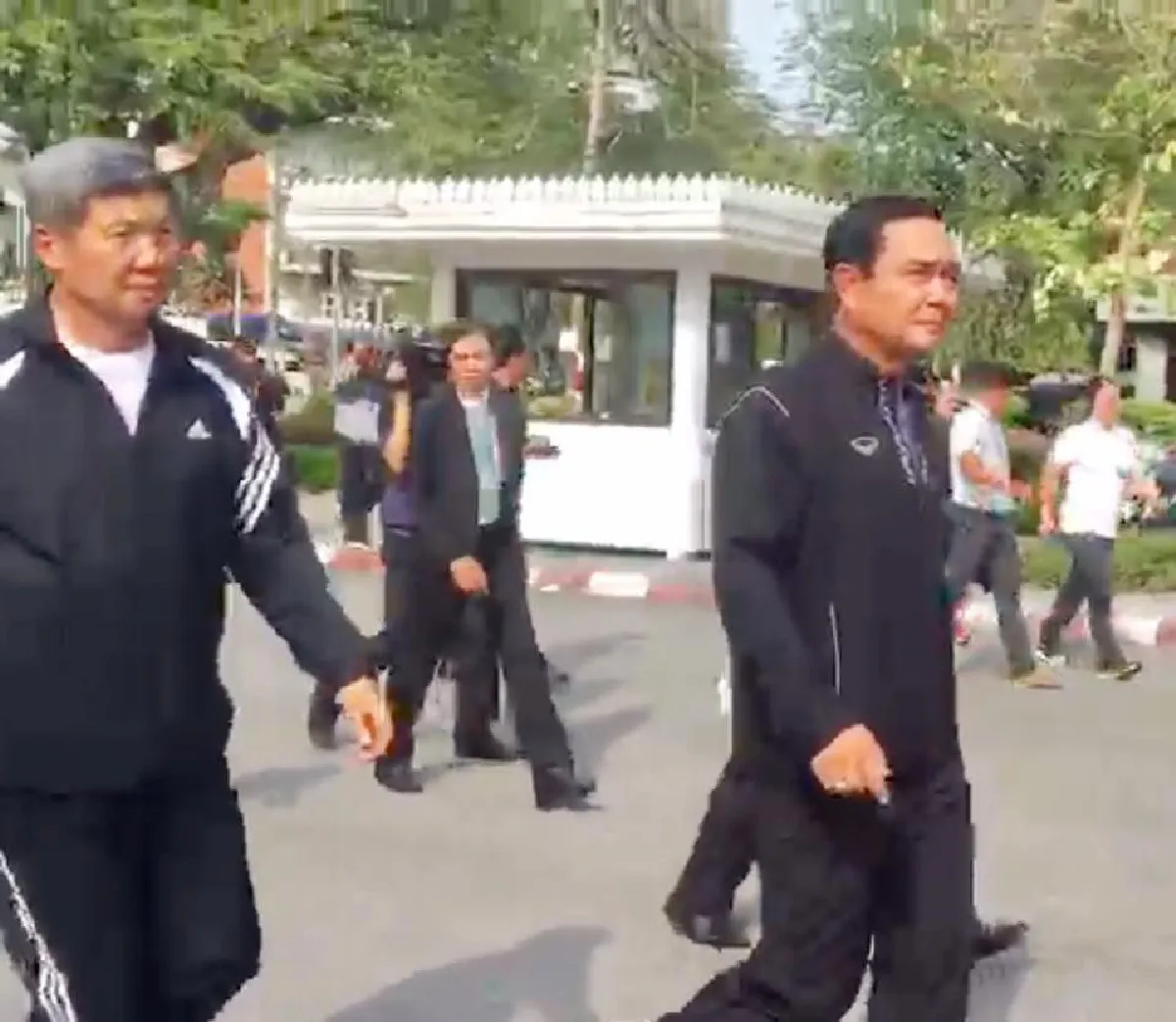 ทำเนียบวุ่น! "บิ๊กตู่" วิ่งออกกำลังกายไปนางเลิ้ง-ทักทายประชาชน