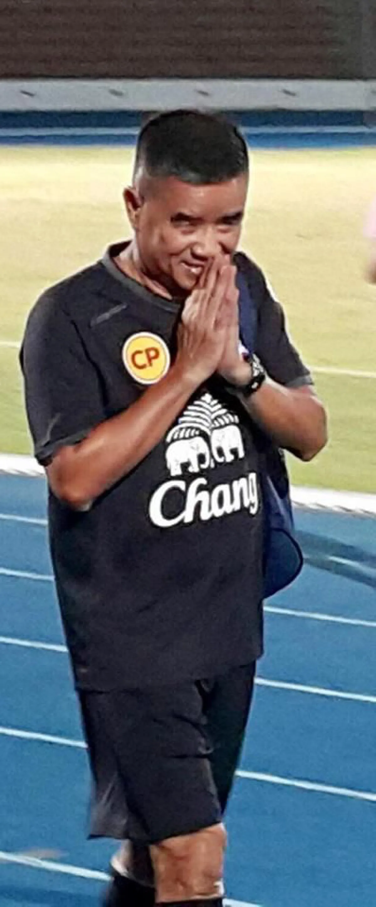 มุมสบายสไตล์ "บิ๊กเจี๊ยบ" ถือรองเท้า-กระเป๋าไปเตะบอลคนเดียว