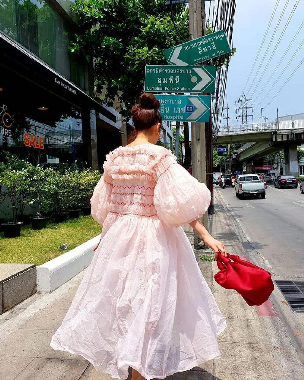 ชมพู่ อารยา กับลุคสวยกระโปรงฟูฟ่อง เดินเล่นริมถนนไม่สนแดดร้อน