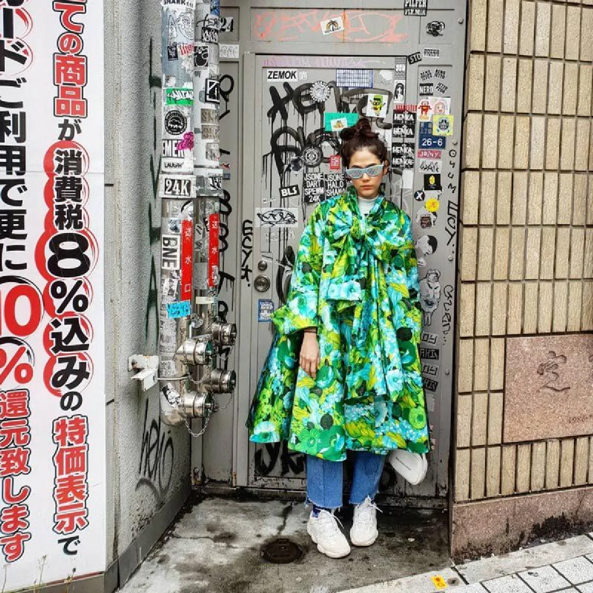 ชมพู่ อารยา กับลุคสวยกระโปรงฟูฟ่อง เดินเล่นริมถนนไม่สนแดดร้อน