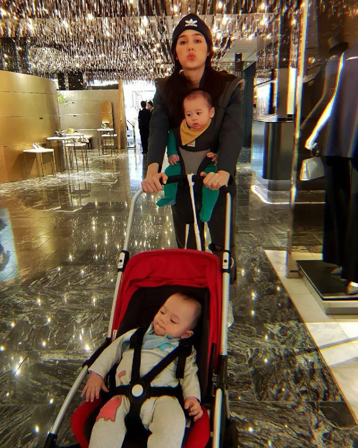 ชมพู่ อารยา กับลุคสวยกระโปรงฟูฟ่อง เดินเล่นริมถนนไม่สนแดดร้อน