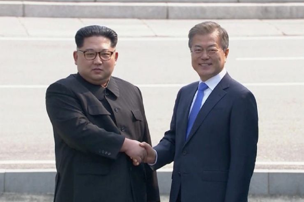 นาทีประวัติศาสตร์!ผู้นำ2ชาติเกาหลีพบกันที่จุดแบ่งเขตแดน นาทีประวัติศาสตร์!ผู้นำ2ชาติเกาหลีพบกันที่จุดแบ่งเขตแดน