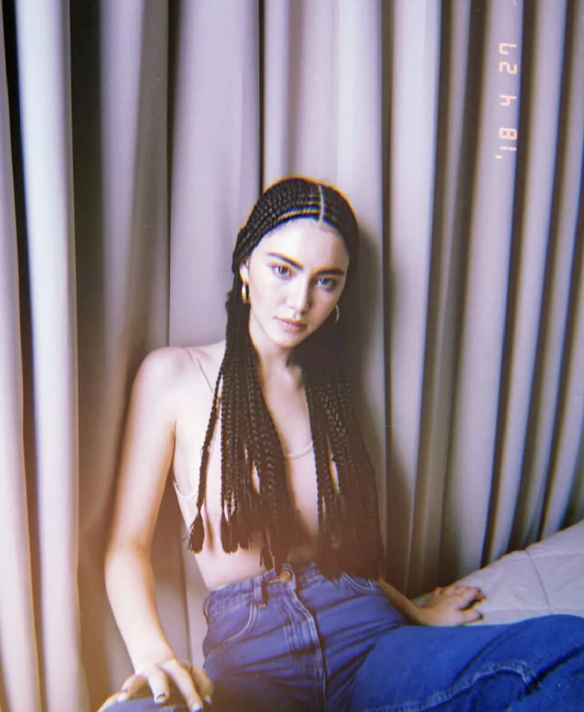 ลุคไหนก็รอด! ใหม่ ดาวิกา ในมาดสาวเท่ถักเปียเดรดล็อคทั้งหัว