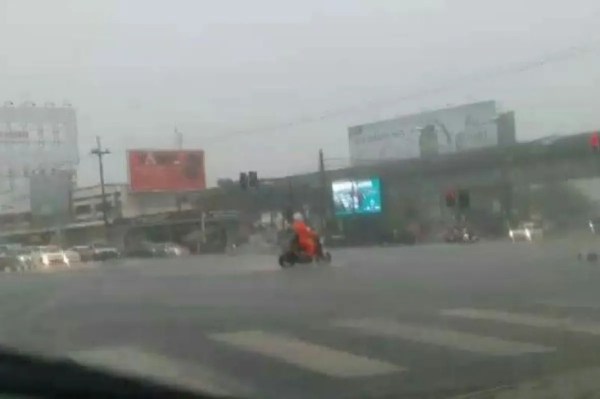 ฝนถล่มขอนแก่นน้ำท่วมถ.มิตรภาพหลายจุดรถเล็กสัญจรลำบาก