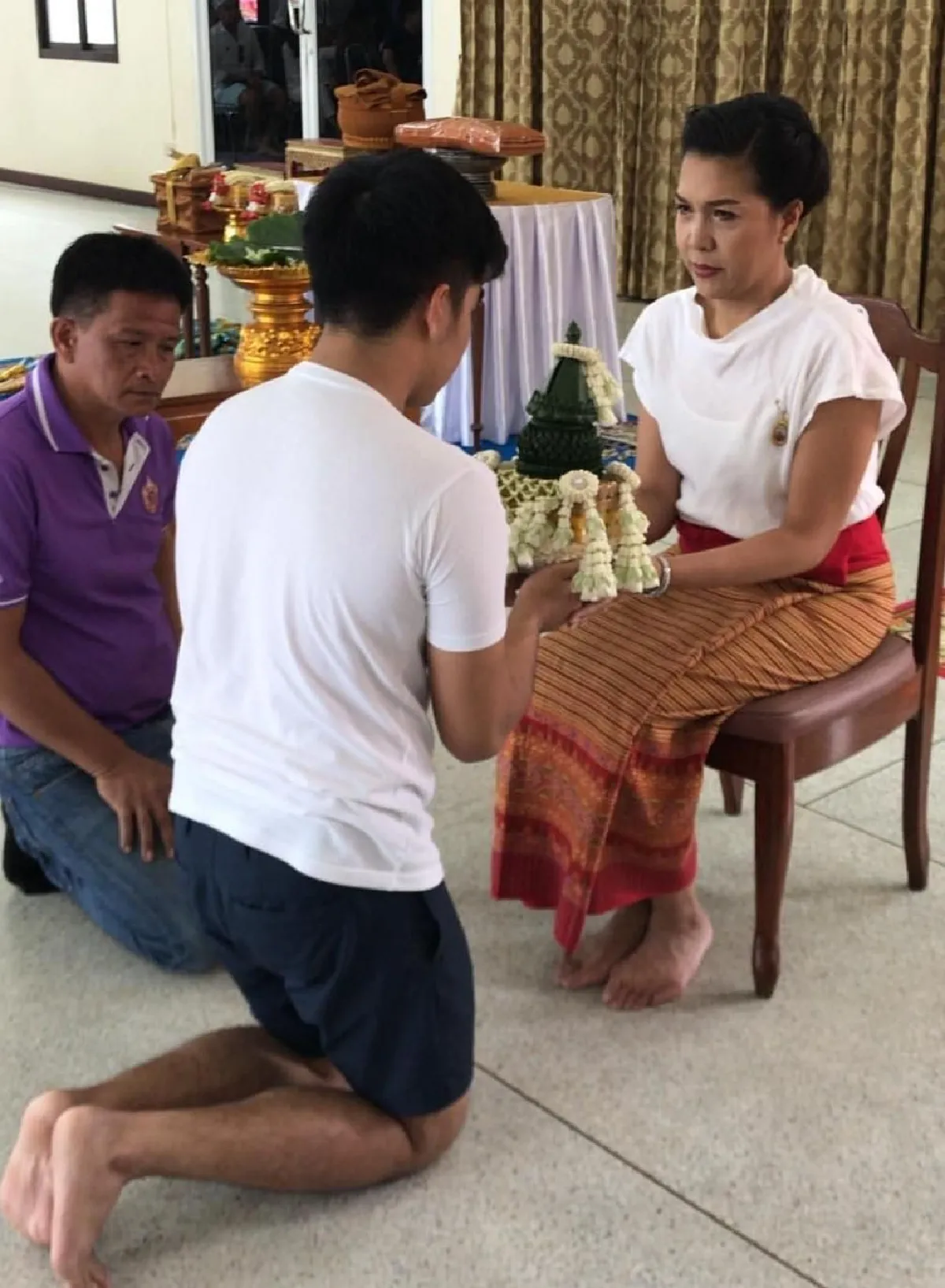 "ท็อป ดารณีนุช” ปลื้มใจ! "กั๊ท กฤณ" ลูกชาย บวชทดแทนคุณ